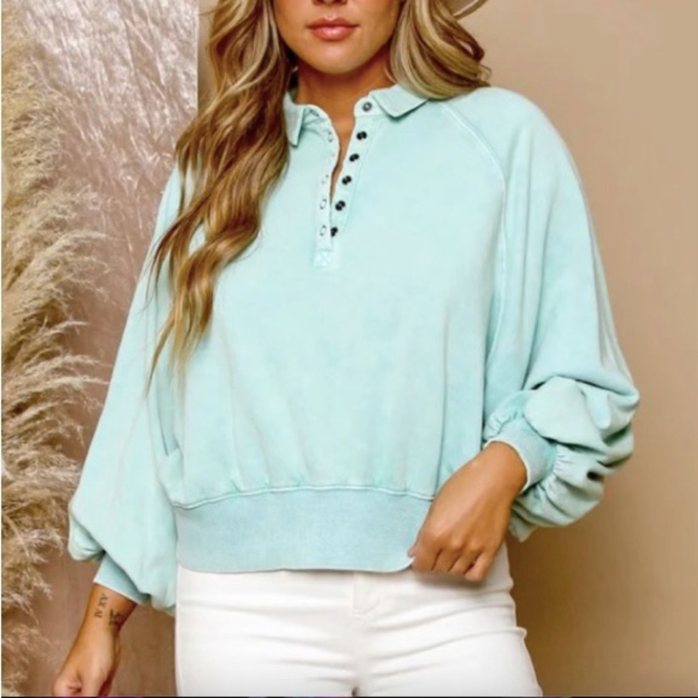 Peach Love Green Loose Fit Sweatshirt Cropped with Raglan Sleeve. Size Large